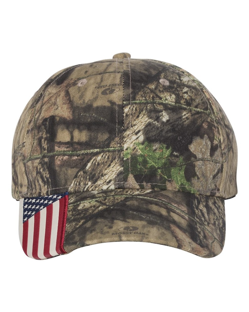 Puede incluir: Una gorra de b&eacute;isbol de camuflaje con un peque&ntilde;o parche de la bandera estadounidense en el lateral. La gorra est&aacute; hecha de un tejido suave y transpirable y presenta un dise&ntilde;o cl&aacute;sico de seis paneles.