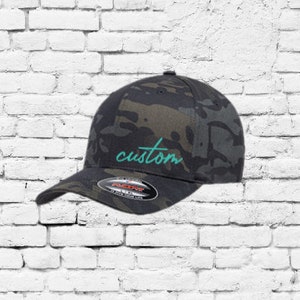 Gorra de béisbol Flexfit Fitted Multi Cam con bordado personalizado de camuflaje negro. Impresión personalizada 6277