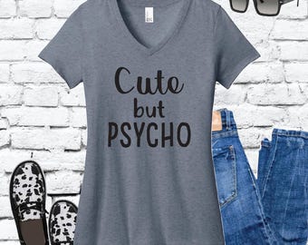 Camiseta feminina com decote em V "Cute but Psycho" (Fofa, mas Psicopata) - Camiseta com estampa divertida - Camiseta personalizada para mulheres - Camiseta "Empoderadora"