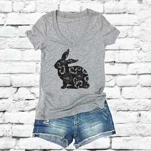 Easter Bunny Floral Tee Shirts Custom Color Print Women&#39;s V-Neck Fitted T-shirt Flowers Spring Rabbit Shirt Happy Easter Tee