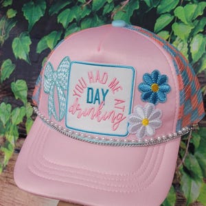 Me tuviste bebiendo durante el día. Gorra de camionero con parche, lazo, cuadros, parte trasera de malla, gorra de playa tipo snapback.