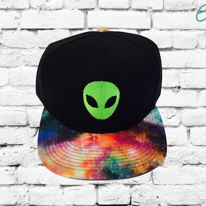 Alien Embroidery Galaxy Flat Bill-hoed, aangepaste borduurhoeden, veelkleurige rand, gepersonaliseerde snapback-hoeden, aliens-hoed