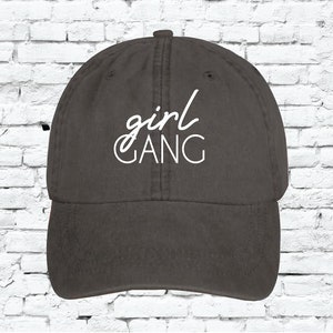 Girl Gang Hat unstrukturierte Dad Baseball Cap Geschenk für Freunde Mädchen Trip Ihre Farbwahl Spruce Green, Royal and White oder Ihre Farbwahl