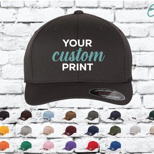 Puede incluir: Una gorra de béisbol negra con el texto "YOUR custom PRINT" en blanco y turquesa. La imagen muestra una variedad de colores de gorras, incluyendo amarillo, naranja, verde, rosa, morado y rojo.