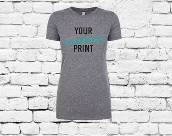 Może przedstawiać: Szary t-shirt z nadrukiem w kolorze czarnym i turkusowym z napisem "YOUR custom PRINT".