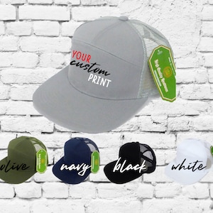 Könnte beinhalten: Ein grauer Trucker-Hut mit Netzrücken. Der Hut hat den Text "YOUR custom PRINT" auf der Vorderseite gestickt. Der Hut ist in Oliv, Marine, Schwarz und Weiß erhältlich.