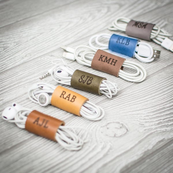 Portacavi in pelle personalizzato, portacavi in pelle personalizzato, avvolgicavo con monogramma. Organizzatore per cavi per cuffie, regalo monogrammato, regalo per uomo