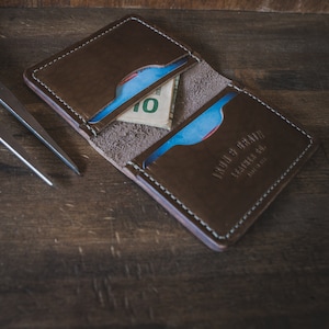 Handgefertigte Bifold Brieftasche für Herren, USA, Premium Vollnarbenleder Brieftasche, kompakte Brieftasche, Geschenke für Männer, 3-jähriges Jubiläum Ihn