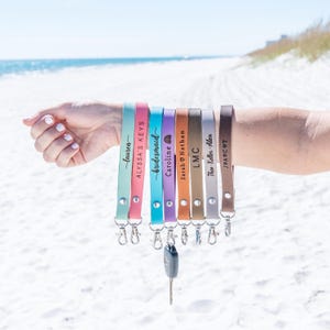 Llavero de pulsera de cuero personalizado, llavero con correa personalizada, llavero de pulsera con monograma, llavero de pulsera, llavero con lazo de pulsera
