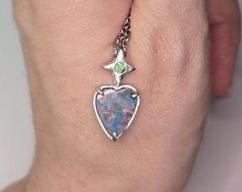 Corazón doble de ópalo australiano con colgante de tsavorita en plata 925