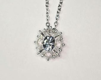 Collar con colgante de sol de plata y tanzanita brillante: una joya única y llamativa.