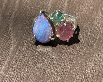 Anillo de plata de ley con ópalo australiano, turmalina rosa y verde y ópalo de roca australiano, engastado en plata de ley.