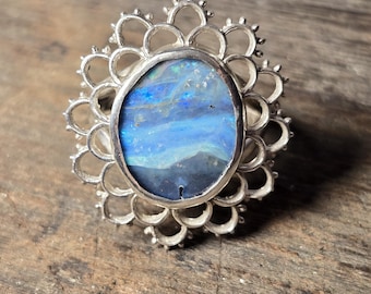 Anillo llamativo de ópalo de roca inspirado en el crochet – Plata de ley / Diseño panorámico de cielo nocturno de montaña