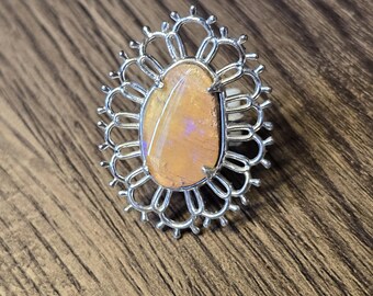 Anillo de plata de ley con ópalo púrpura brillante: diseño vintage inspirado en el crochet.