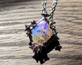 Colgante de plata de ley con ópalo australiano y detalles de estrellas de zafiros