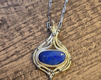 Colgante de plata 925 con auténtico ópalo australiano Boulder: diseño de inspiración Art Nouveau. Regalo.
