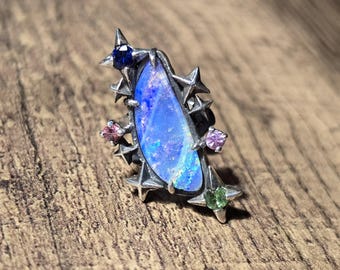 Pendiente de aro de ópalo australiano en plata 925 con zafiros azules y rosas, tsavorita y piedras preciosas celestiales.