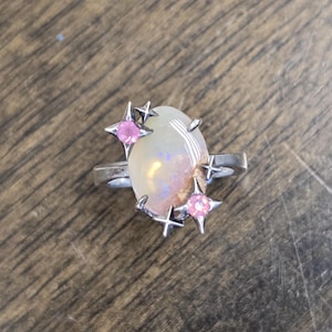 Ring i sterlingsilver med australisk pipopal och rosa spineller – Handgjorda statementsmycken
