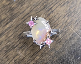 Anillo de plata de ley con ópalo australiano y espinelas rosas – Joyería artesanal de declaración