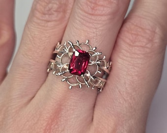 Anillo de filigrana de encaje de inspiración vintage con granate rojo natural – Joyería llamativa