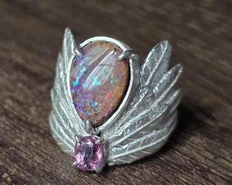 Anillo de ángel con ópalo de pipa natural australiano y espinela rosa