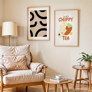 Illustration poster depicting the famous "Split the G" motif using Guinness Glasses against a beige background, with the word "Slainte!". This Guinness Print Slainte is great wall art print home décor for a dining or living room. It makes a wonderful gift for a friend and a popular Christmas gift for a Dublin lover. This Irish themed art is a fantastic addition to a dorm. Shown alongside a chippy tea print