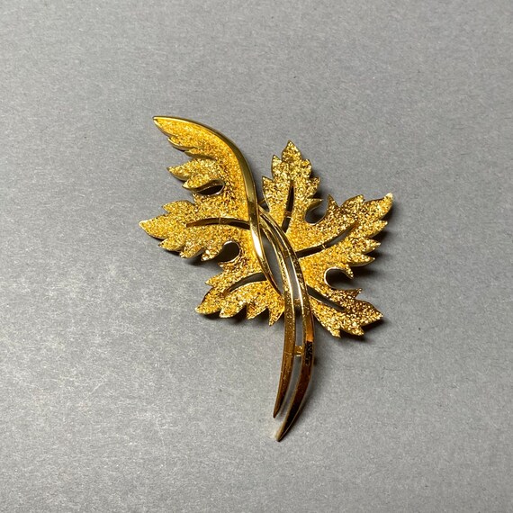 Vintage Trifari gold leaf pin Brooch Gem