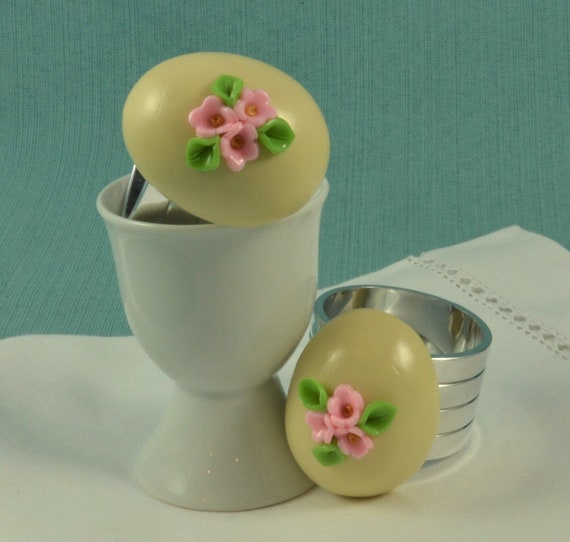 White Chocolate Egg Napkin Rings, Spring Table Decoration, Faux Food, Hostess Gift, Wedding Favors, Easter Dinner, Pink flower, confection