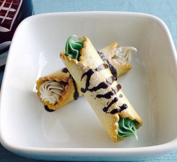 Cannoli Magnet, Italian Pastry, Green and White Decoration, Faux Food, Vanilla & Pistachio Cream, Faux Food Home Decor, Kitchen Decoration