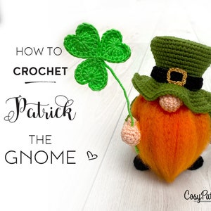 Op de afbeelding: Hoe je Patrick de gnome kunt haken, een haakpatroon met een groene hoed met een gouden gesp, een oranje baard en een groene klaver.
