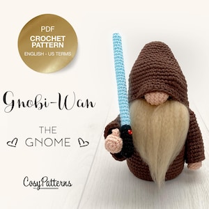 以下が含まれることがあります： 青いライトセーバーを持ったジェダイナイトに扮したノームの編み物パターン。パターン名は「Gnobi-Wan The Gnome」で、PDFダウンロードできます。
