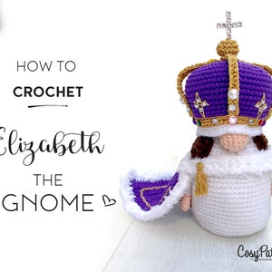 Puede incluir: Patrón de crochet para un gnomo morado y dorado con una corona, titulado "Cómo hacer crochet a Elizabeth el gnomo".