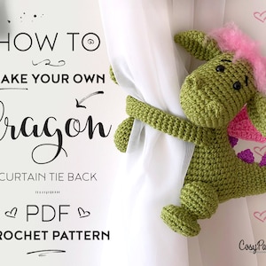 Puede incluir: Patrón de crochet para un dragón verde de sujeción de cortina. El patrón está disponible para descargar en PDF. La imagen muestra un dragón de sujeción de cortina terminado sujetando una cortina blanca.