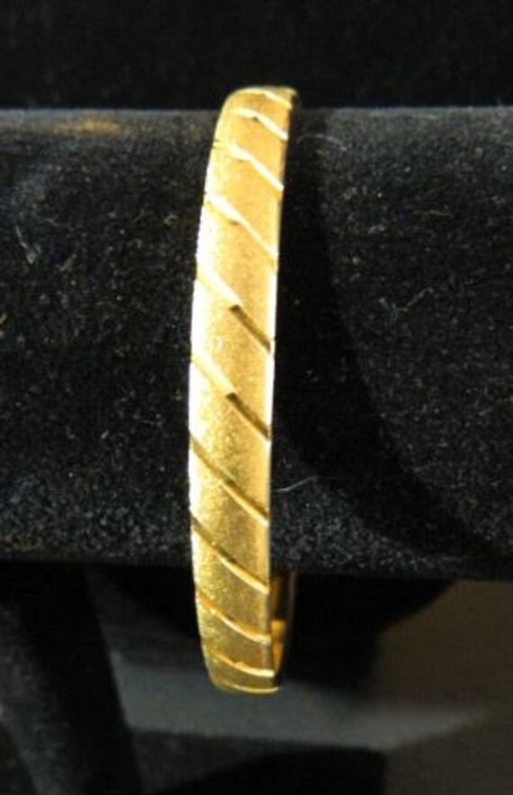 Beautiful Vintage Textured Relief Gold Tone Desig… - image 2