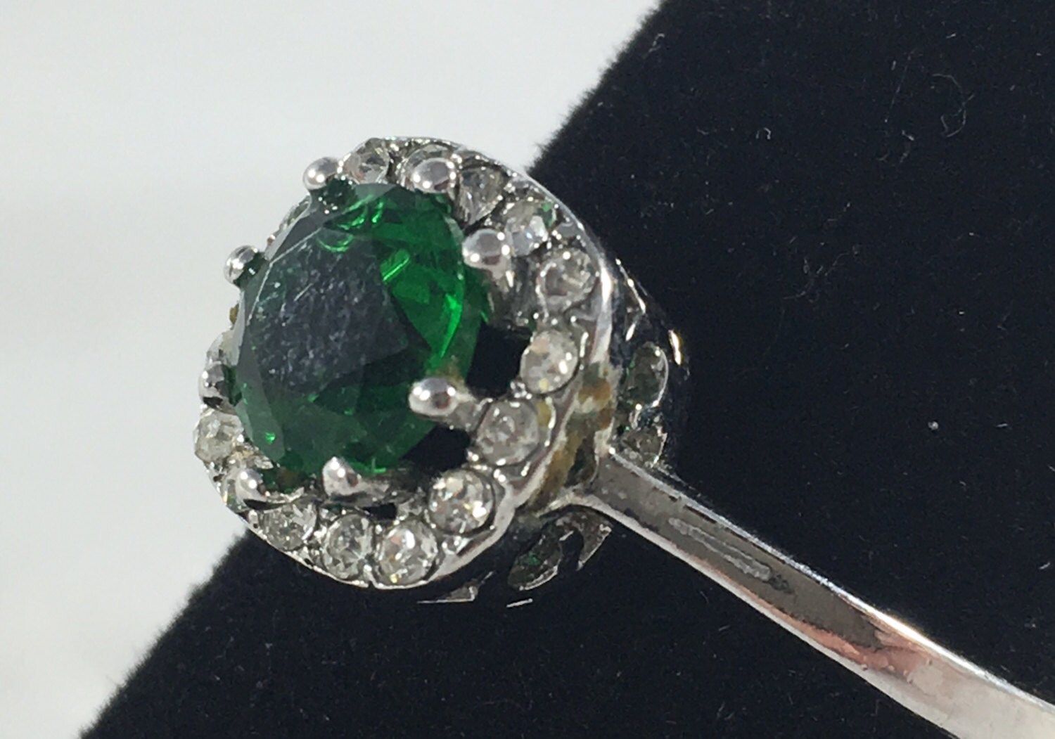 Vintage Silver Tone Emerald Green Designer Cocktail Ring Featuring ...