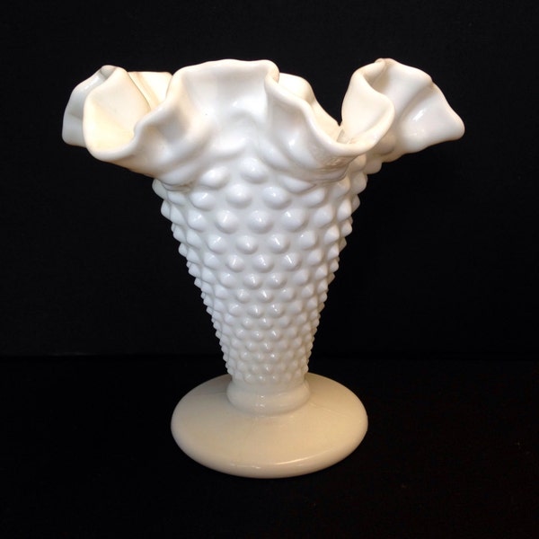 vintage Fenton Milky White Hobnail Glass Petit Vase conique de style cône de crème glacée avec design et style classique Fenton clouté