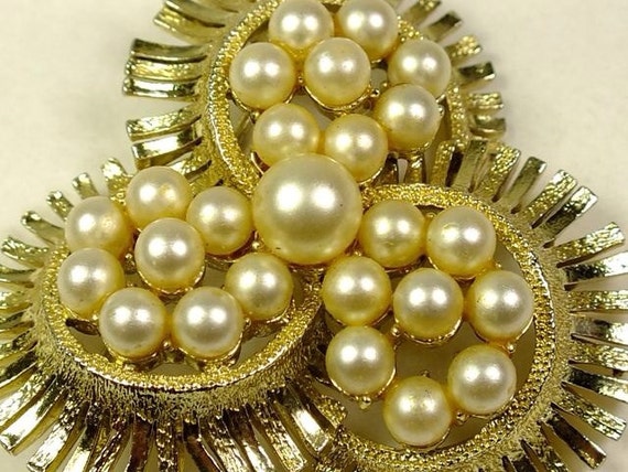 Lovely Vintage Coro Brooch in a goldtone setting … - image 2