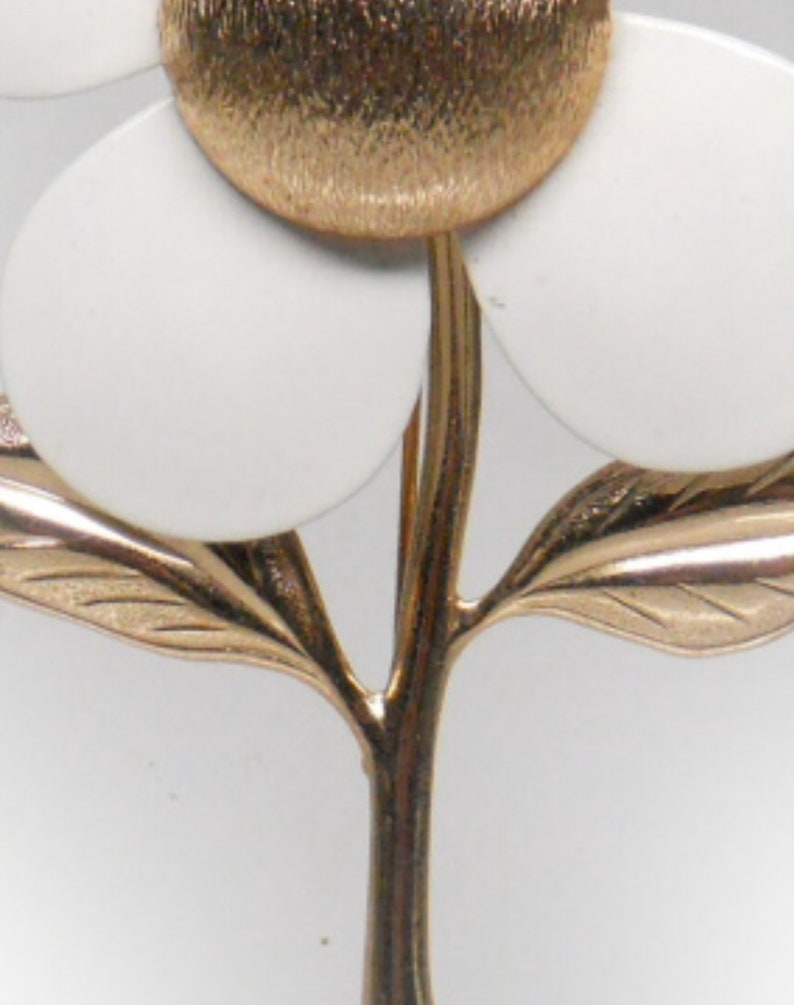 Vintage Sarah Coventry Designer Gold Tone Enamel Floral Brooch Featuring Oversized White Petals With Dual Textured Leaf Accents
