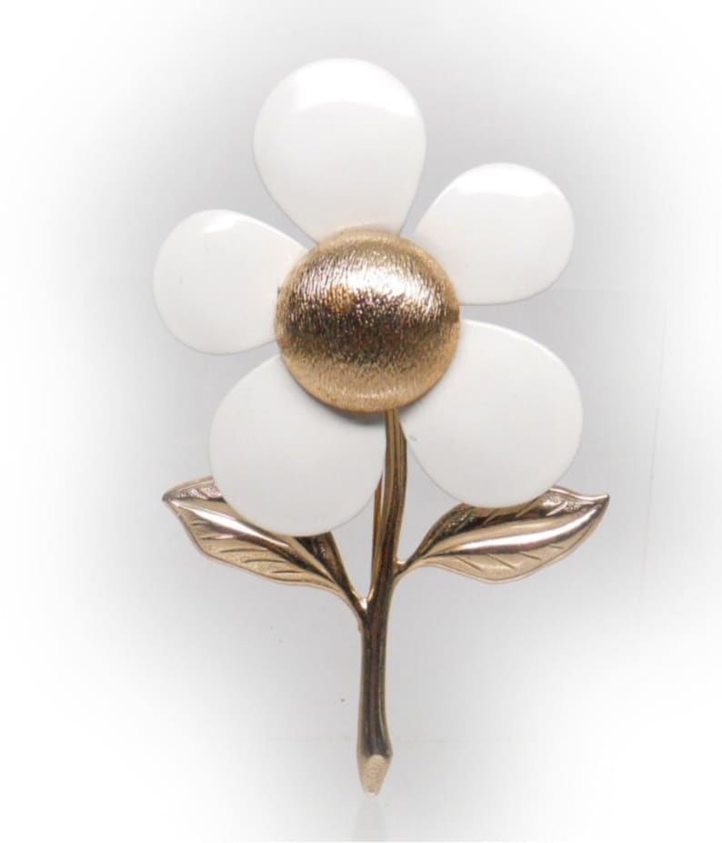 Vintage Sarah Coventry Designer Gold Tone Enamel Floral Brooch Featuring Oversized White Petals With Dual Textured Leaf Accents
