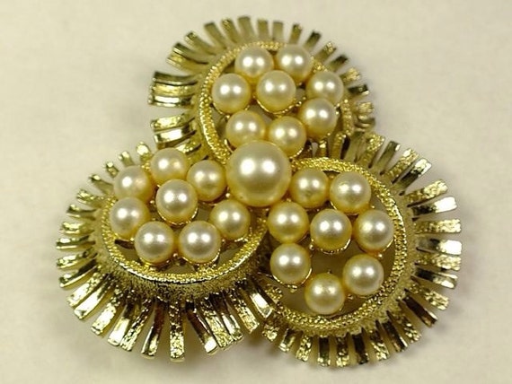 Lovely Vintage Coro Brooch in a goldtone setting … - image 1