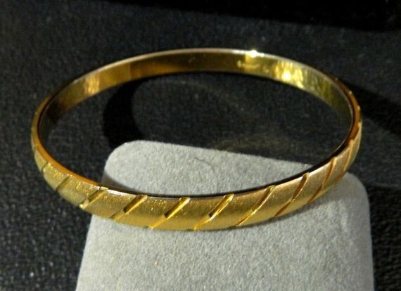 Beautiful Vintage Textured Relief Gold Tone Desig… - image 1