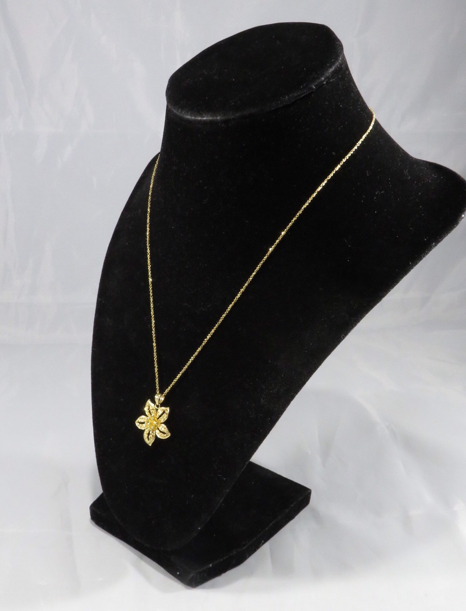 Vintage 10k Gold Chain Necklace With Delicate 10k Floral Pendant