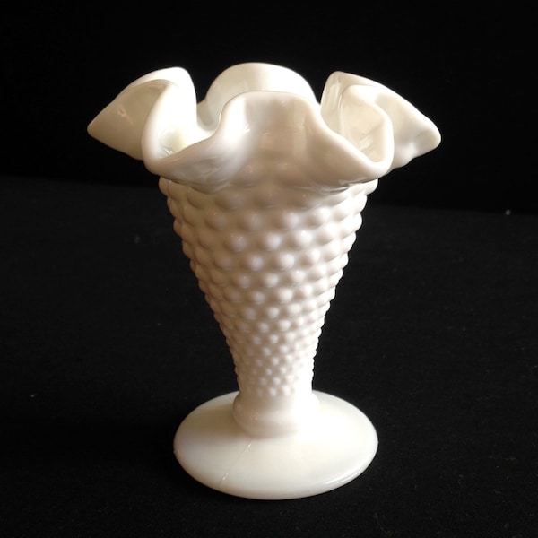 Fenton Hobnail vintage original en verre de lait blanc petit vase à fleurs cannelé avec un design ébouriffé avec un style classique