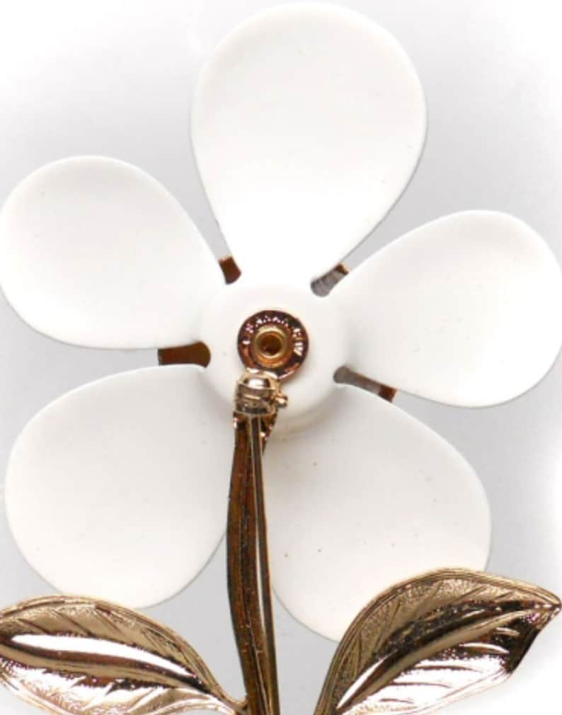 Vintage Sarah Coventry Designer Gold Tone Enamel Floral Brooch Featuring Oversized White Petals With Dual Textured Leaf Accents