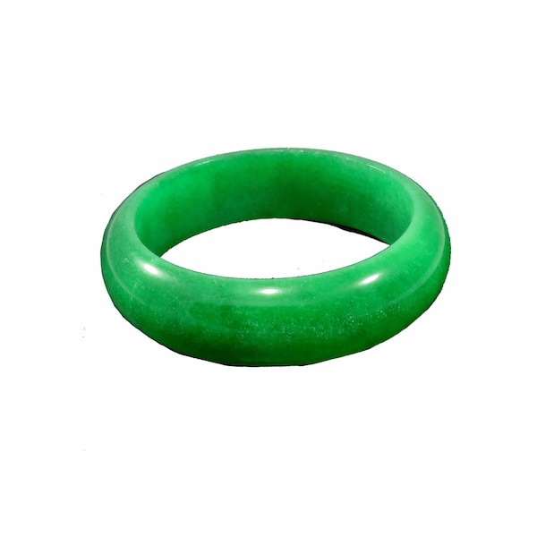 Vintage Chinese Emerald Green Asian Bangle Bracelet Featuring Elegant Highly Polished Design