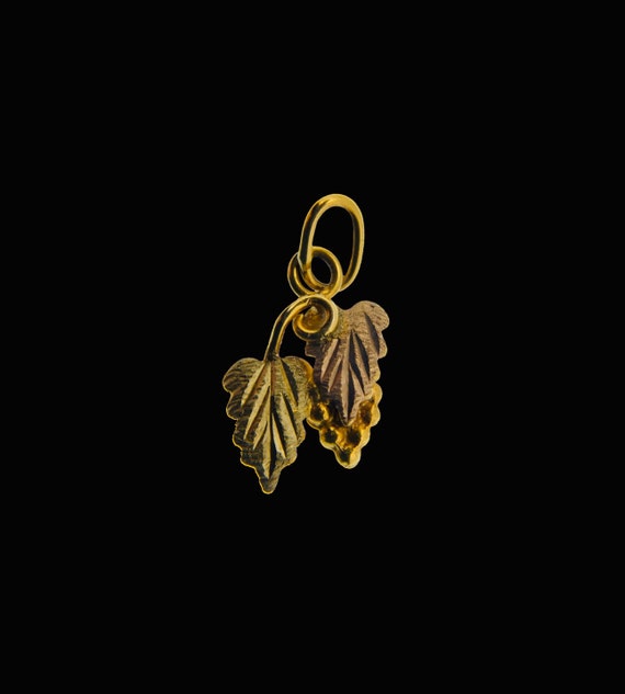 Vintage 10k Gold Designer Leaf Inscribed Grape Bun