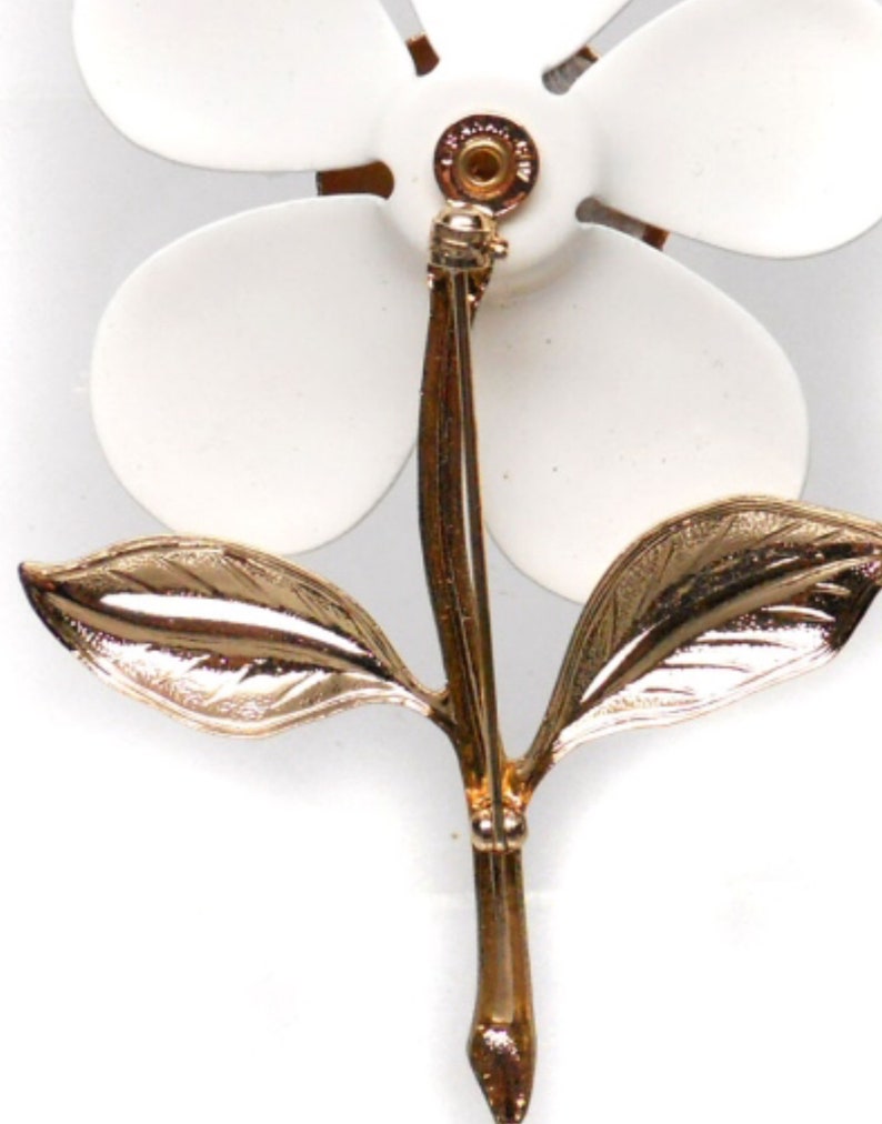 Vintage Sarah Coventry Designer Gold Tone Enamel Floral Brooch Featuring Oversized White Petals With Dual Textured Leaf Accents