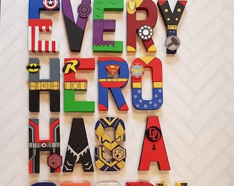 Handgeschilderde superheldenletters – kinderkamerdecoratie, papier-maché