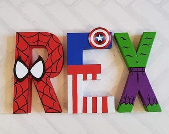 Naambrieven superheld – handgeschilderde initialen van papier-maché (3 letters)