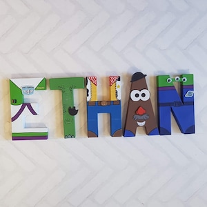 Letras pintadas à mão com o nome Toy Story - Decoração 3D para quarto de bebê
